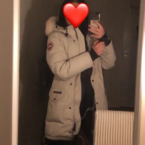 Canada goose  - Säljer min canada goose som jag använt ca 1 vinter,  storlek S men passar M också. Har tyvärr ej kvitto på den. Skriv för fler bilder 🩷