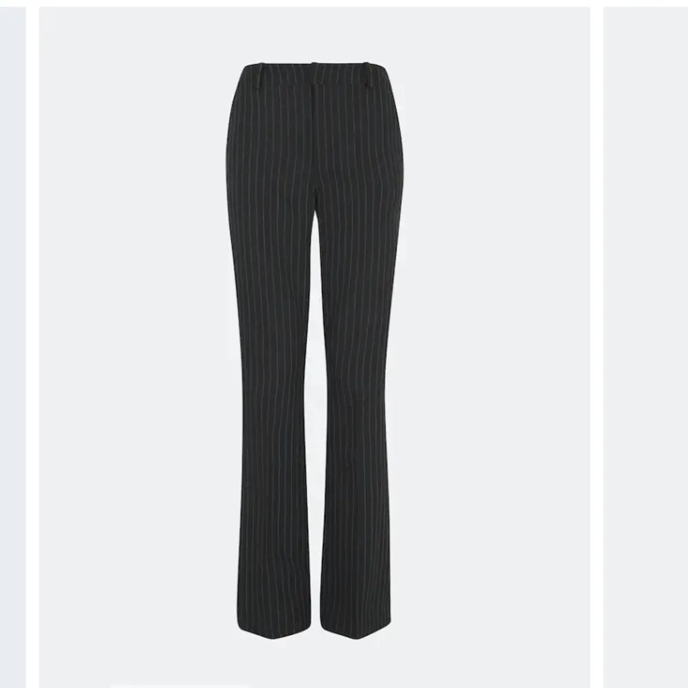 Intressekoll på dessa snygga kostymbyxor från bikbok i storlek 34💗säljer då dem inte riktigt passar mig💗köpt för 399kr i september men är aldrig använda, lappen sitter kvar.. Farkut & Housut.