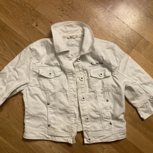 Vit jeans jacka bondelid - Storlek S , knappt använd 
