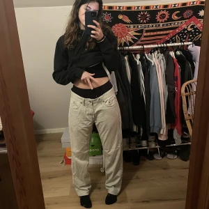 Baggy byxor - För stor på mig! Jättesnygga Dressmann byxor, köpte secondhand för flera månader sen. Jättebra skick, måste bara strykas! Byxor ser ut vit/beige men de är lite grönt! PRISET GÅR ATT DISKUTERA!