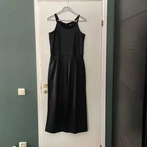 G-star raw byxdress - Glansigt material. Fotknöl i längd. Aldrig använd. Cool och väldigt ”statement” i design. Älskade den, men vågade inte bära den till slut. 😅 Valde nåt tråkigt ist 😂😂✌🏼