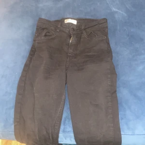 Vanliga svara byxor  - Svara byxor går ut på sidan kommer ifrån Gina.