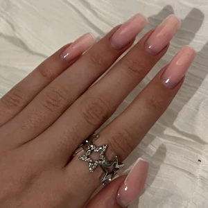 STJÄRNRING - Ring med stjärna från Shein! Säljer även denna i guld💛 inte rostfri men inga defekter!🥺justerbar⚡️går att köpa billigare på Shein men är extremt ohållbart att handla därifrån❤️ringen är köpt för över ett år sen så behlver därför ett nytt hem!👍