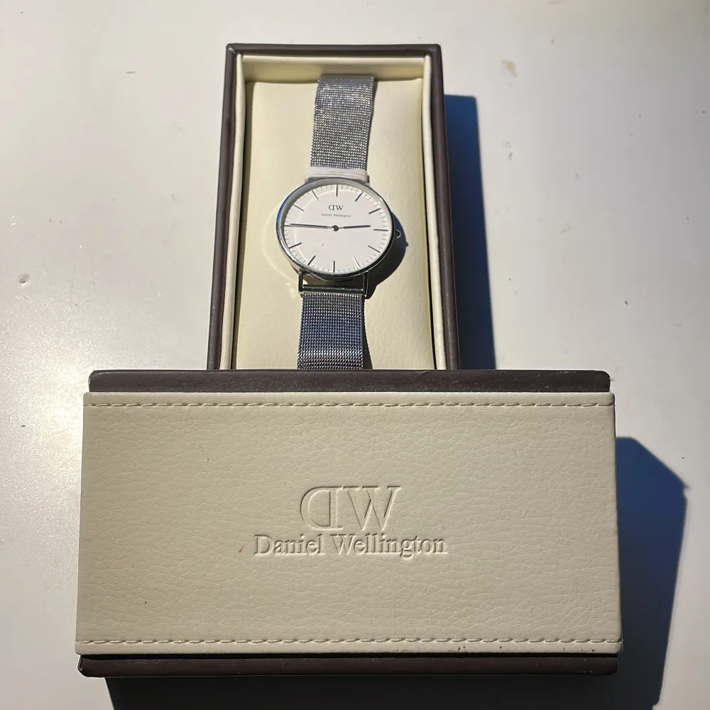 Säljer denna fina Daniel Wellington klocka  som bara är använd ett få tal gånger. Ny pris 1299kr💓. Accessoarer.