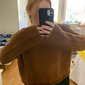 Stickad tröja  - Stickad tröja i 100% ull. Köpt second hand men i fint skick!💕💕💕