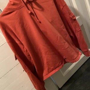 Cargotröja  - Cargo inspererad tröja ifrån lager 157. Cropad passform i en roströd färg.(bilderna speglar inte riktigt färgen i verkligheten). Vi intresse kan flera bilder skickas 