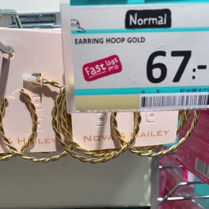 Örhängen från Normal - Jätte fina örhängen från Normal har typ aldrig använt så vill sälja 🥰Kosta 67 kr men jag säljer för 20 kr