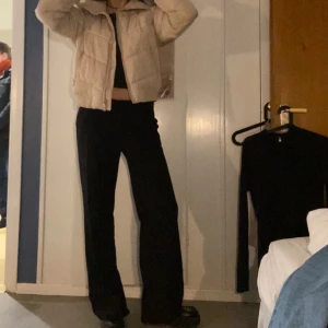 Beige pufferjacket - Med en reflexrand som går tvärs över bröstet och ryggen (syns bra på andra bilden!). Har ett litet, litet hål i kragen på insidan, ungefär 2x2mm, pm för bild. Strl S. Säljer för 99kr (eller föreslå pris i kmt/pm). Fraktar spårbart eller möts upp i Sthlm 💕