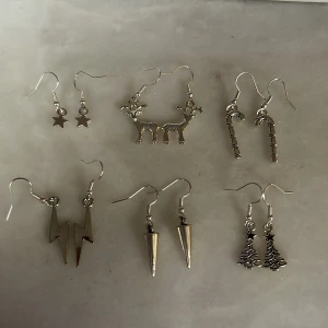 Jul örhängen - Säljer dessa super söta jul örhängena. Alla är nickelfria! Ett par för 39kr eller 2 för 70kr eller 3 för 100kr. Frakt tillkommer på 15kr