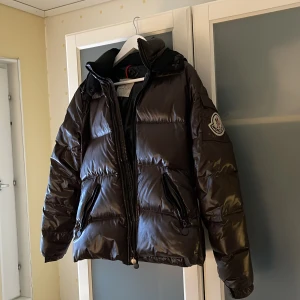 Moncler bady m - brun moncler bady jacka, dunjacka stl 3, typ S/M. Köpt på vestiare, dock ingen äkthetsgaranti därav priset. Serien inuti jackan har trillat av så den får man sy/limma tillbaka. Fjällräven, Alexander mcqueen, valentino, arket, inuikii, colmar