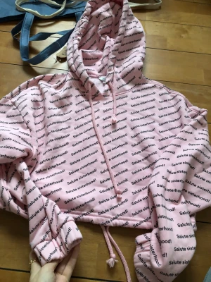 Hoodie - Rosa hoodie från monki. Köpte förra året, knappt använd! Frakt tillkommer på 60kr!