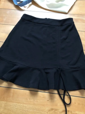 Kjol - Svart kjol från shein. Frakt tillkommer på 40kr! 