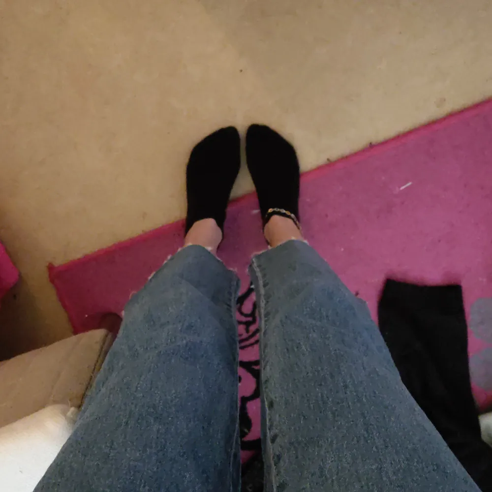 Jag är 170 cm lång, så byxorna ska alltså vara lite kortare. Högmidja, jättebekväma och stretchiga jeans. Om ni undrar över något får ni höra av er ❤️. Jeans & Byxor.
