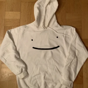 Dream hoodie vit  - Vit dream-hoodie. Äkta merch. Mjuk, bekväm, knappt använd. 