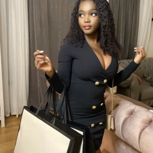 Elegant svart klänning  - Har haft på mig den en gång till Halloween. Men den är super fin och fitting! 