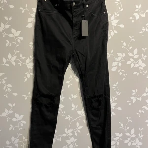 Lager 157 jeans med hål - Snygga jeans med hål vid knäna men tyvärr små i storleken, är bara provade. Är 2XL men skulle mer tänka mig XL.