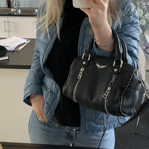 Zadig & Voltaire väska i bra skick!!  - Kollar intresset på min zadig väska!! Vid bra skick o sparsamt använd. Otroligt otroligt snygg, passar verkligen till alla outfits😍! Hör av dig vid några frågor :) 