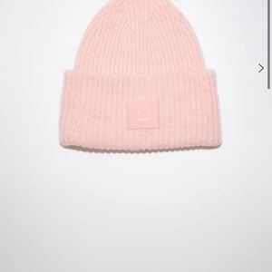 Acne mössa - Säljer min acne mössa som är köpt förra vintern på acnes hemsida! 💖 skriv gärna om du har några frågor