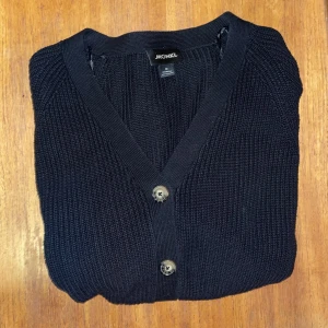 Kofta - Kofta från Monki i super skick!!!  Använd Max 10 gånger pga fel storlek. Så synd :( Flyttar 1/12 så behöver vara en snabb affär!! Pris kan diskuteras 💗