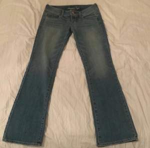 !Repost! Det blev lite strul med förra inlägget men säljer dessa fortfarande! Jättesnygga lågmidjade flare/bootcut jeans. Midjemåttet är 80cm och borde passa nån runt 170, köptes på sellpy men är för långa för mig😭de är storlek 38 men passar även 36!