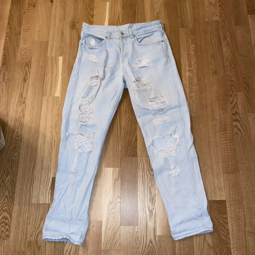 Ljusa jeans från hm , med hål i ! . Jeans & Byxor.