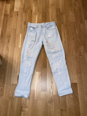 Ljusa jeans  - Ljusa jeans från hm , med hål i ! 