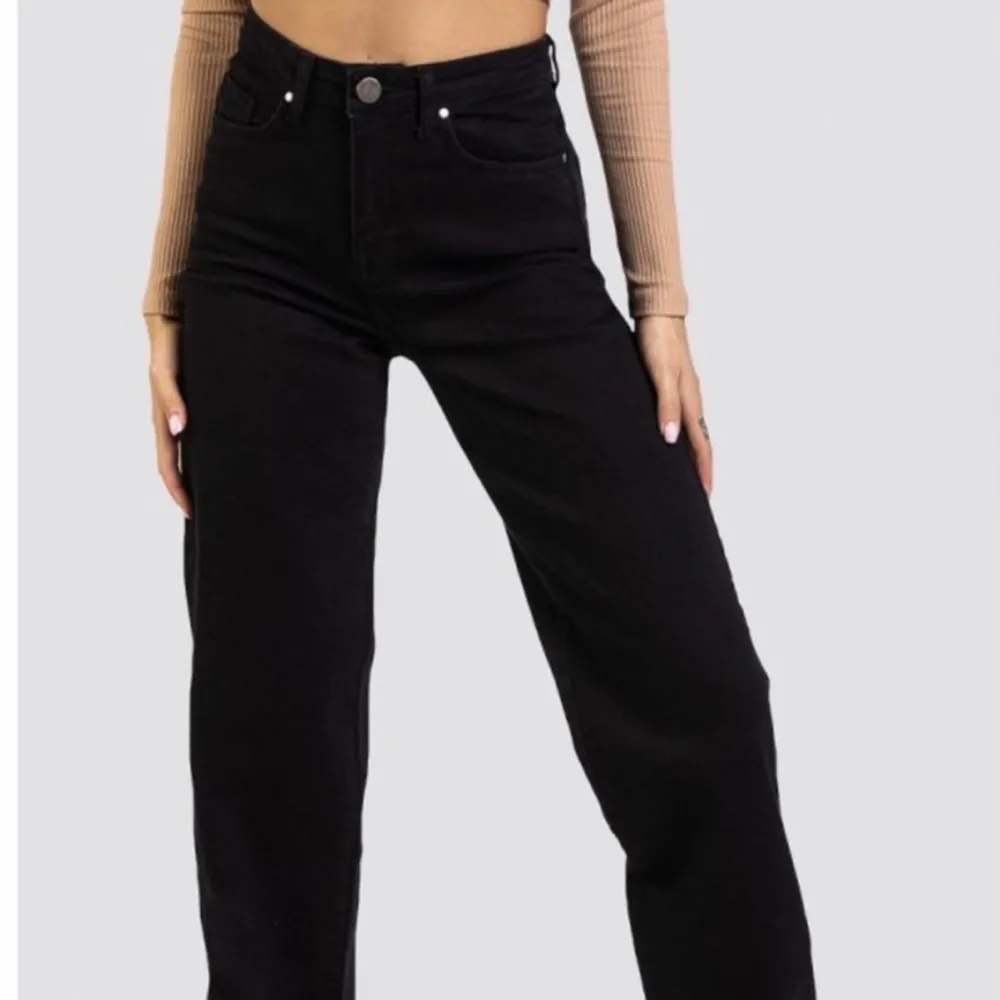Svarta madlady jeans i fint skick. Skriv för bild på. Köparen står för frakten💗. Jeans & Byxor.