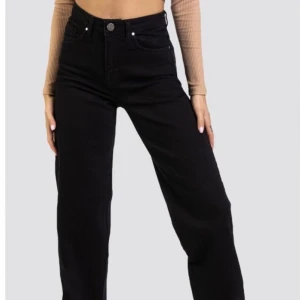 Svarta madlady jeans  - Svarta madlady jeans i fint skick. Skriv för bild på. Köparen står för frakten💗