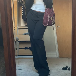 Lågmidjade kostymbyxor  - Säljer mina älskade lågmidjade kostymbyxor från bikbok. Buda! 