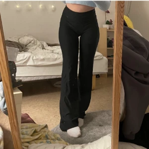 Nike low waist bootcut träningsbyxor - Första bilden är lånad!!  Säljer domhär helt oanvända Nike träningsbyxorna som har lappen kvar! strl xs och passar någon mellan 160-170 cm.  Passar som träningsbyxor men också till vardags. Skulle säga att de är mid waist men går även att ha som low. 💕💕