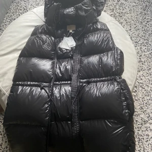 Dunväst - Fin dunväst i äkta dun. Justerbar i midjan. Storlek xs men oversized. Nypris 899kr. Aldrig använd med prislappen kvar.
