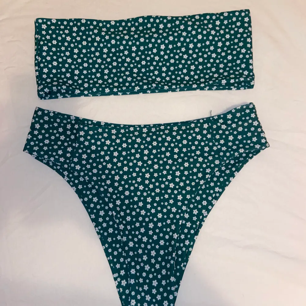 En bikini från SHEIN som är i storlek L, grön blommig, aldrig använt för den är för stor i toppen och inte tagit tag i att sy in den. Man får stå för frakten själv och pris för frakten kan vi diskutera🥰. Muu.