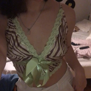 Söt sommar topp - Silkes topp med spets detaljer. Skriv om ni vill något!💕😊