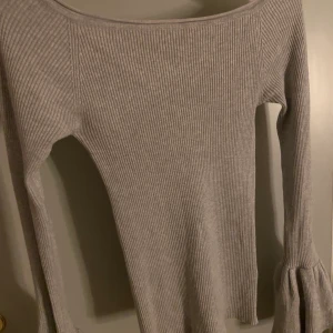 Grå tröja  - En grå långärmad tröja från Gina, ribbad. Använd kanske tre gånger! 