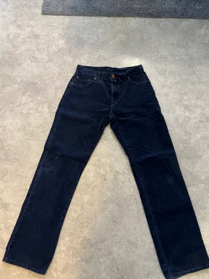 Gant manchesterbyxor  - Vintage Gant jeans manchesterbyxor. Ingen size tag men skulle säga att dem passar som 31/30, kanske lite längre. Breda nog för att sitta över skon. Byxorna är i bra vintage skick