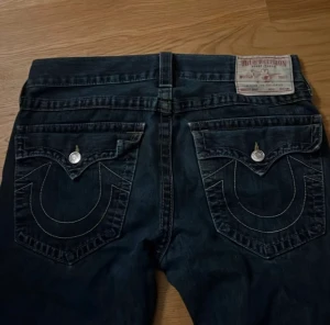 True religion  - Ett litet hål på varje häl som man inte märker av. Använda fåtal gånger då dom inte passar mig