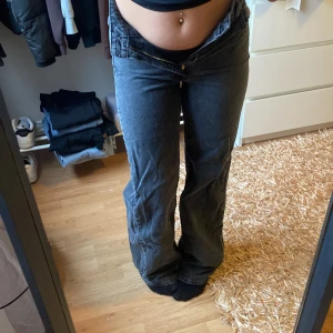Jeans  - Jeans från H&M så fina säljer för dom e för små för mig sl 34