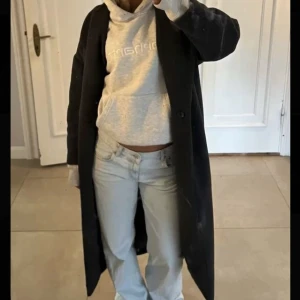 Kappa från H&M - Kappa från H&M, köpt förra vintern, storlek S Knappen på insidan har en defekt 