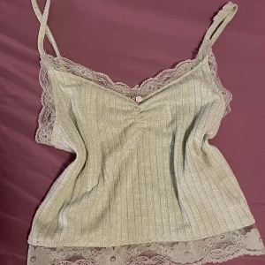 Coquette top - En top som jag köpte i london som inte kommer till användning! Frakten är 45kr 💕