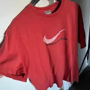 Härlig vintage T-shirt, Nike storlek L💕 Fin fade röd färg säljs för 250kr, frakt tillkommer 📦 