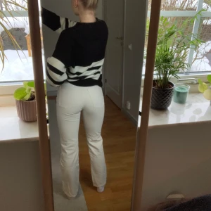 Weekday midwaisted straight jeans stl 36.  - Raka jeans från Weekday. Mycket fina detaljer med sömmar framtill samt knappar längst ner på benen. Bra skick! Obs, små o storleken + ingen stretch. Skulle säga att de mer är 32-34. Nypris 700. 