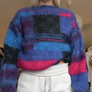 UNIK STICKAD TRÖJA - Unik tröja köpt på sellpy! Står ingen storlek i men jag på bilden är en S!✨ vintage 🥰 fluffig i materialet!