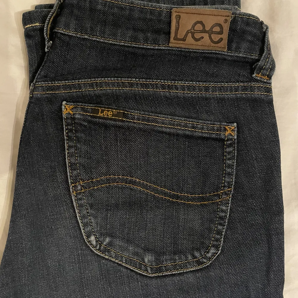 Lågmidjade jeans från Lee! Säljer då jag inte använder dem, pris kan diskuteras💓. Jeans & Byxor.