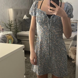 Klänning - Klänning från shein, aldrig använd. Tunnt material men skönt till sommaren. Bra skick.
