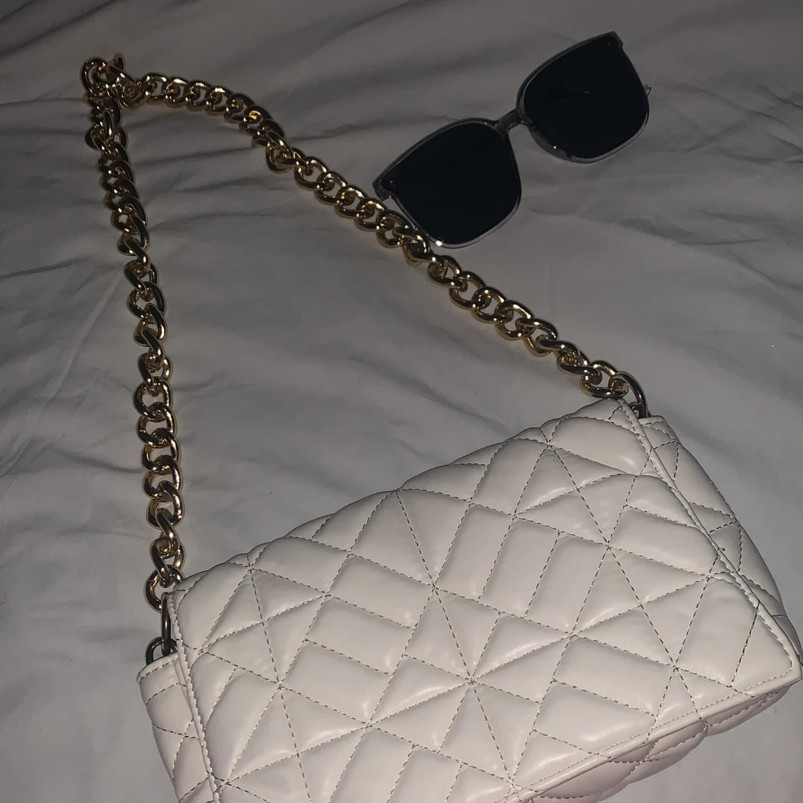 Offwhite axelremsväska