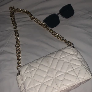Offwhite axelremsväska  - Offwhite axelremsväska, används ett par gånger, har dessutom för många så säljer vissa. Du får glasögonen gratis på köpet. Säljer för bara 50kr