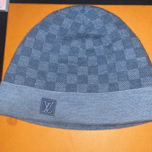 Louis vuitton mössa - Hej! Säljer min lv mössa äkta!!! One size. Skick 9/10 låda följs med! Pris 2200kr vid snabbaffär pris kan diskuteras! 