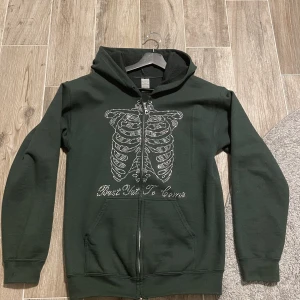 Rhinestone hoodie  - Säljer en rhinestone hoodie i storlek S. Skick 8/10  Hör gärna av dig om du har frågor! 