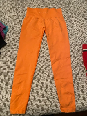 NVGTN TIGHTS - storlek M - Oanvända nvgtn tights i storlek M. Passar nog bäst till personer som har storlek S i vanliga fall. 