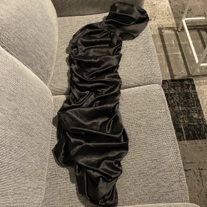 Svart sammet balklänning - Super snygg balklänning med en axel sammet och fina detaljer på sidorna. Går över knäna